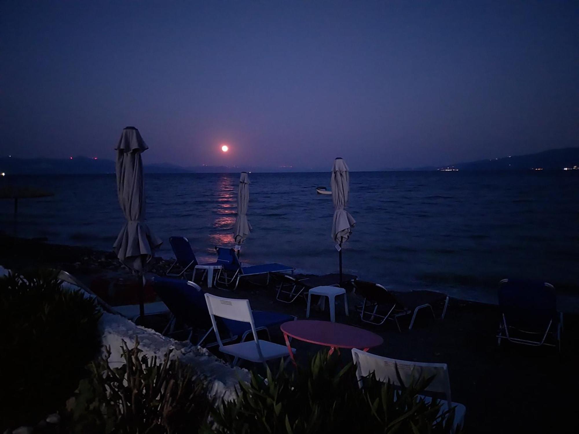 Flora'S Beach House Your House On The Beach Amarynthos Exterior foto